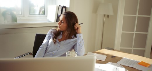 distracted employee 520x245 Disengaged employees: What are they really thinking?